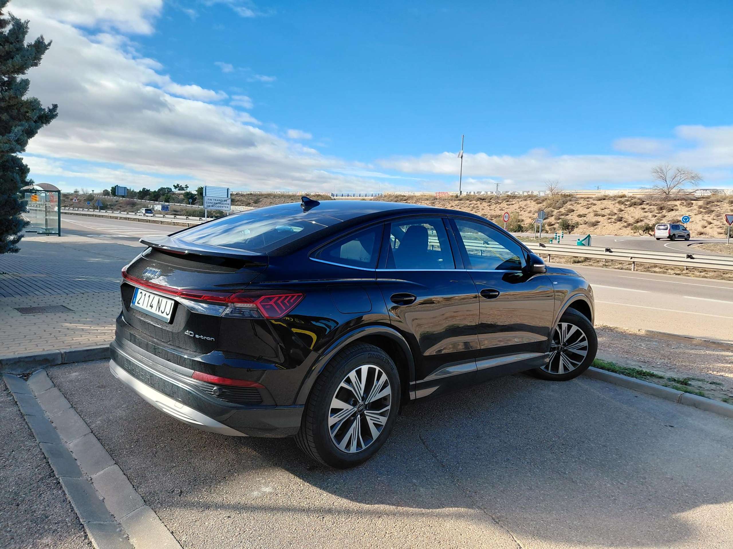 Vehicle photo 24