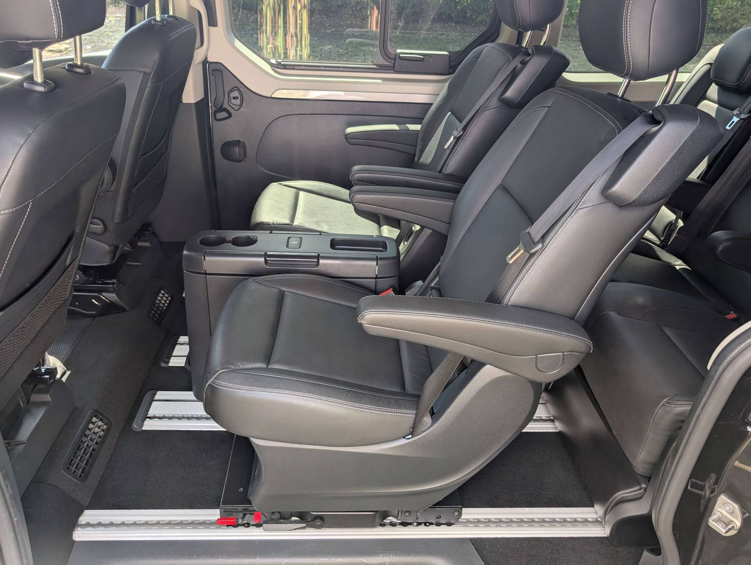 Vehicle photo 8