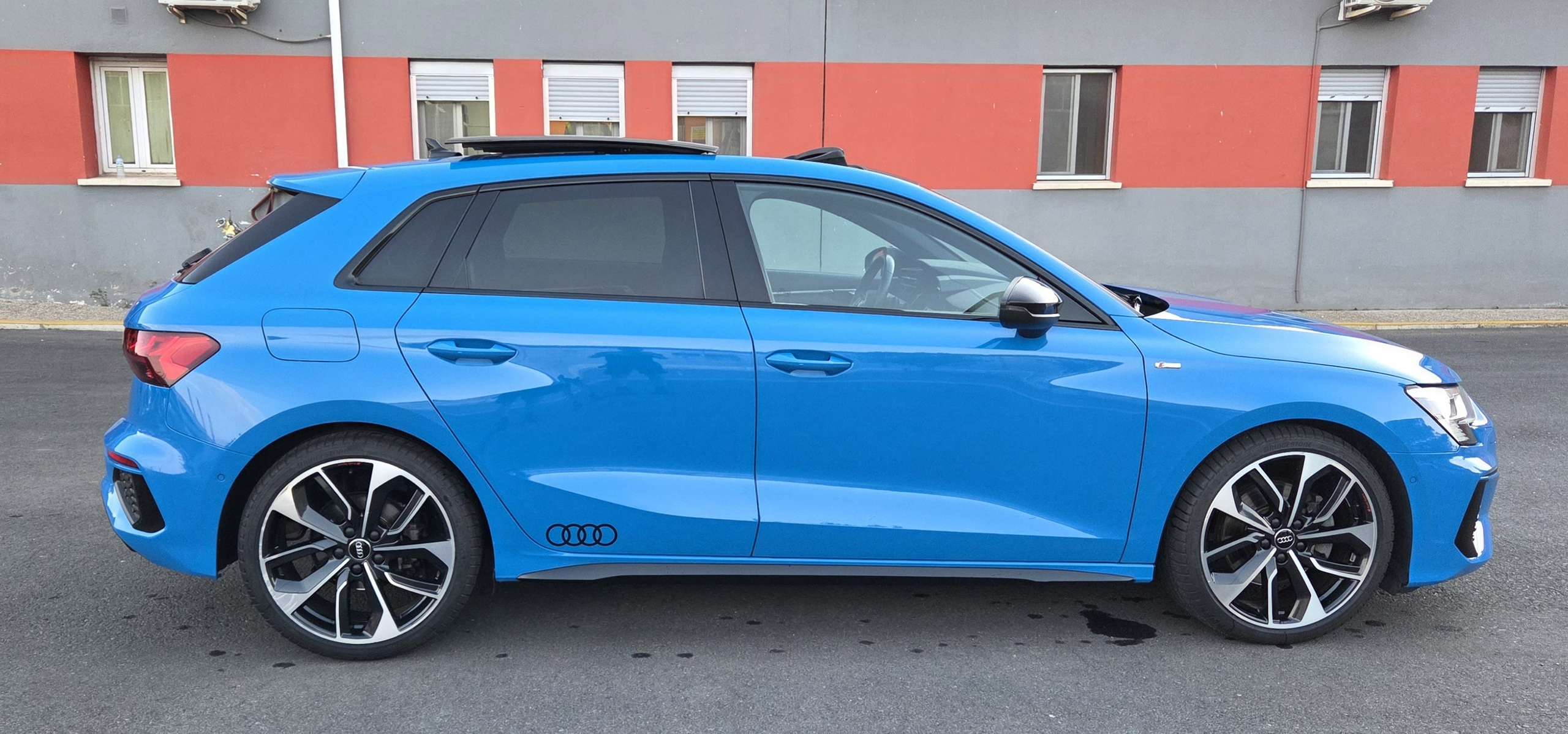 Vehicle photo 4