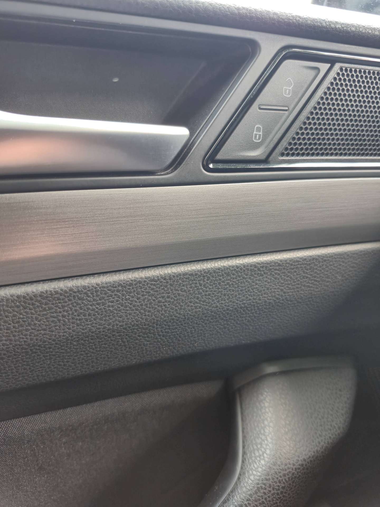 Vehicle photo 15