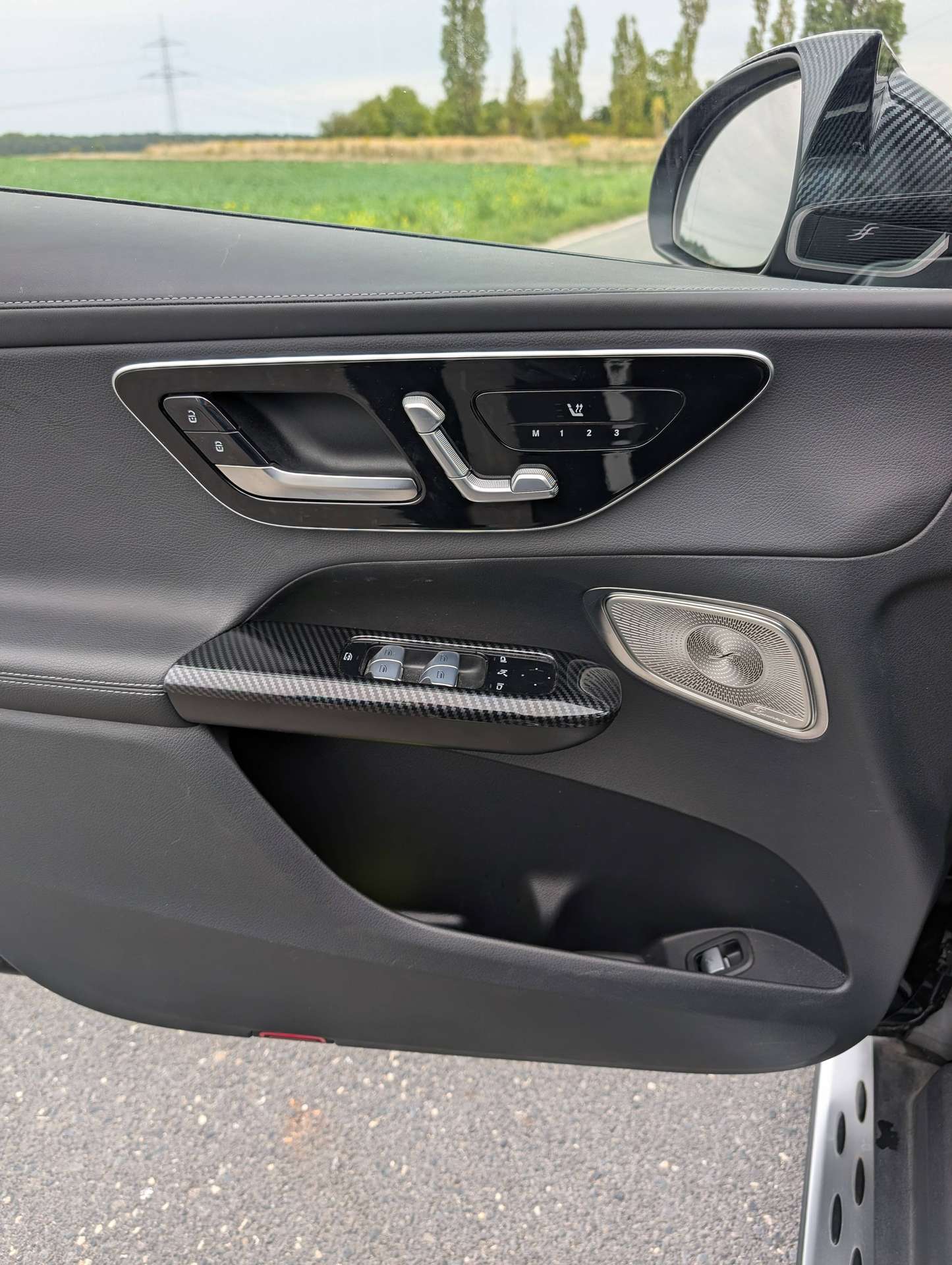 Vehicle photo 17