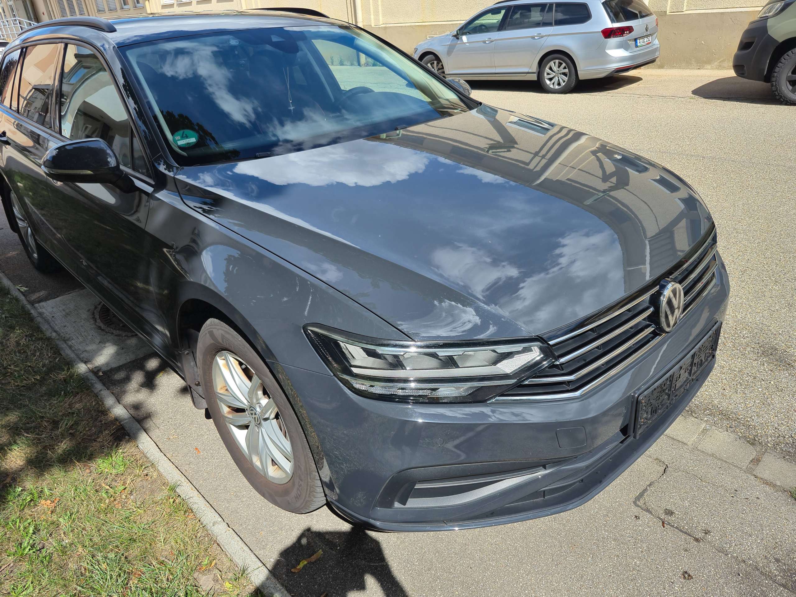 Vehicle photo 4