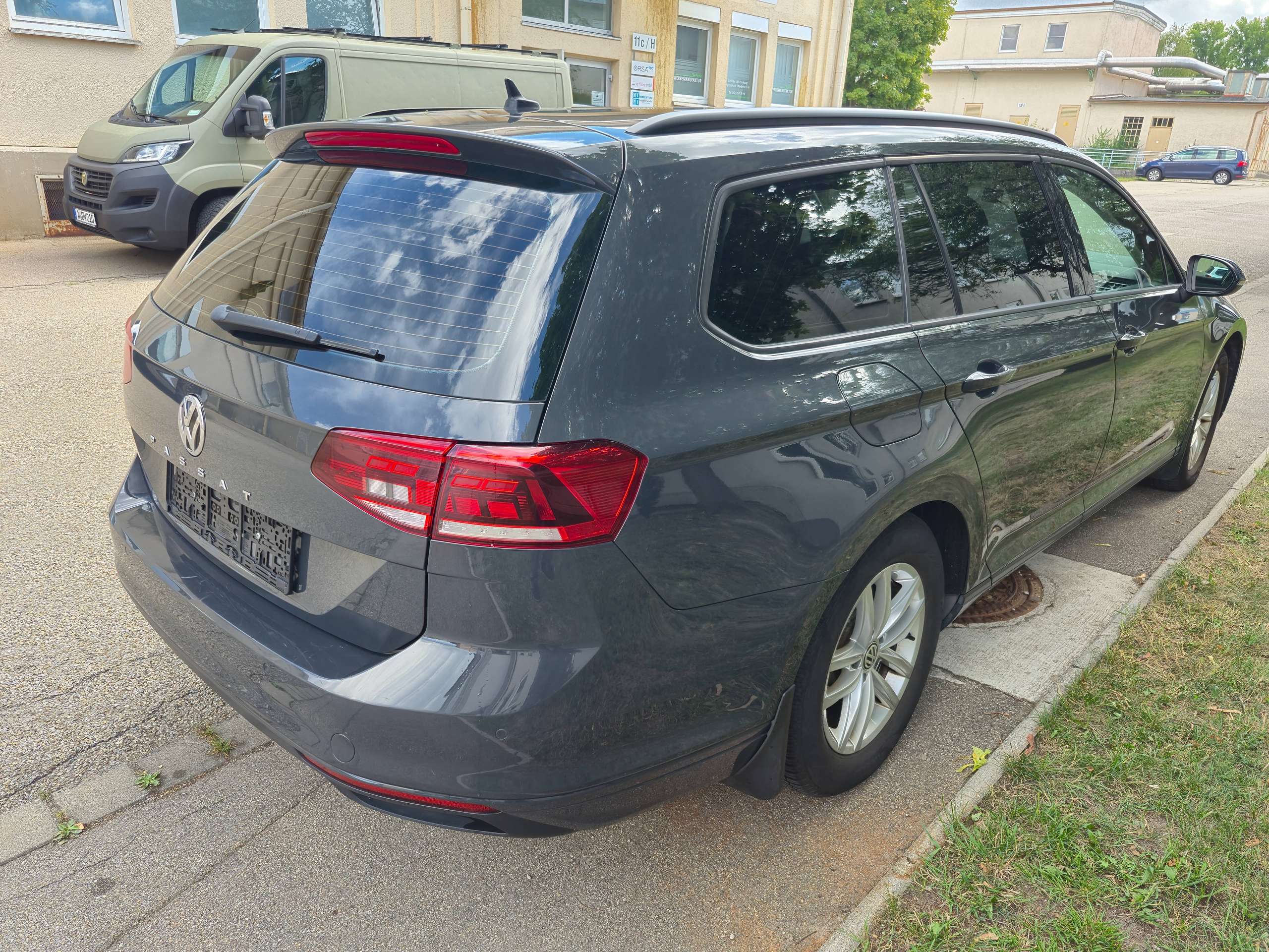 Vehicle photo 7
