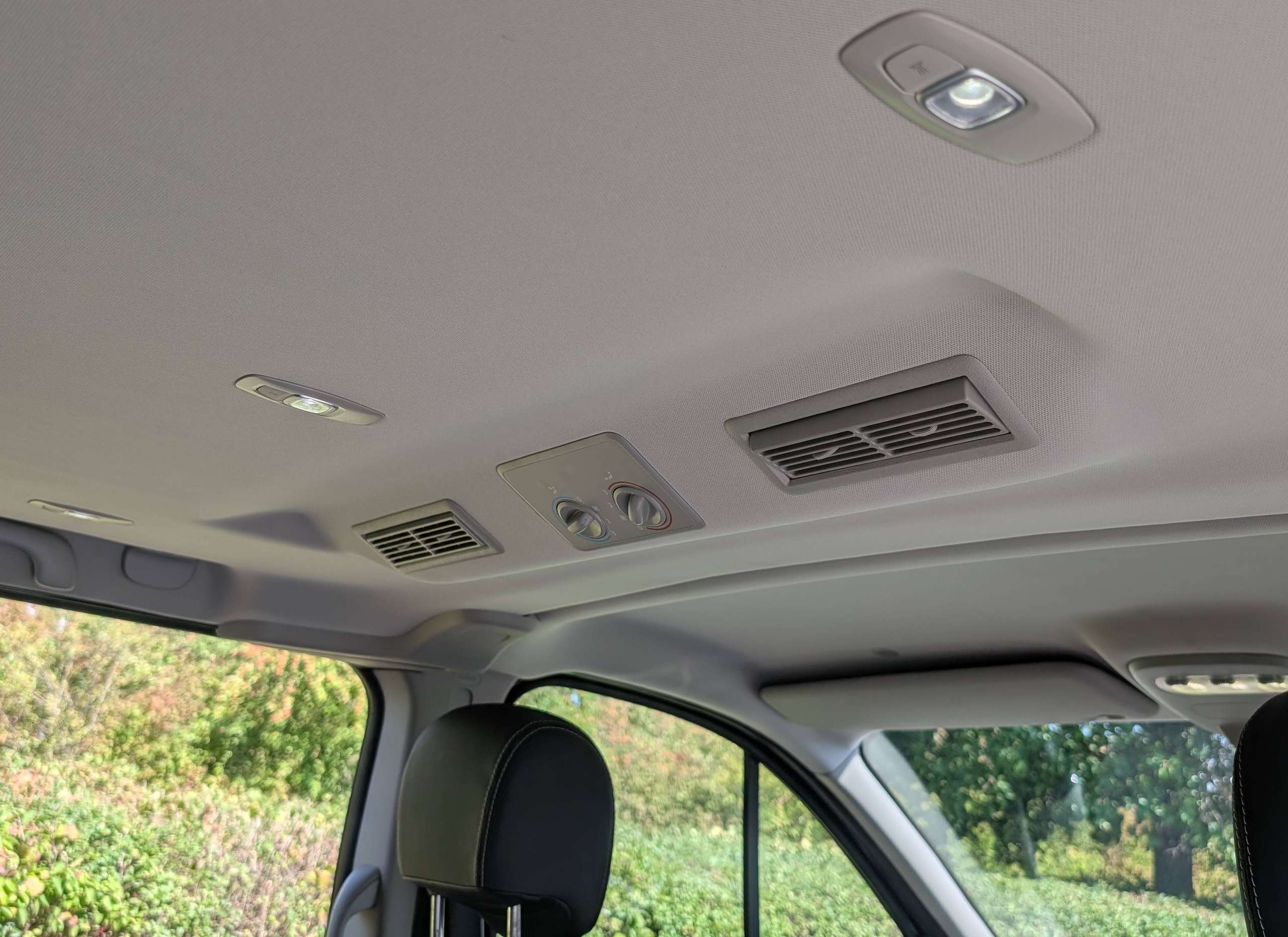 Vehicle photo 12