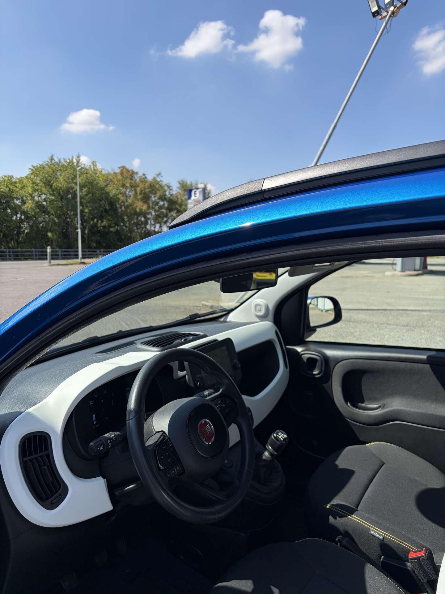 Vehicle photo 8