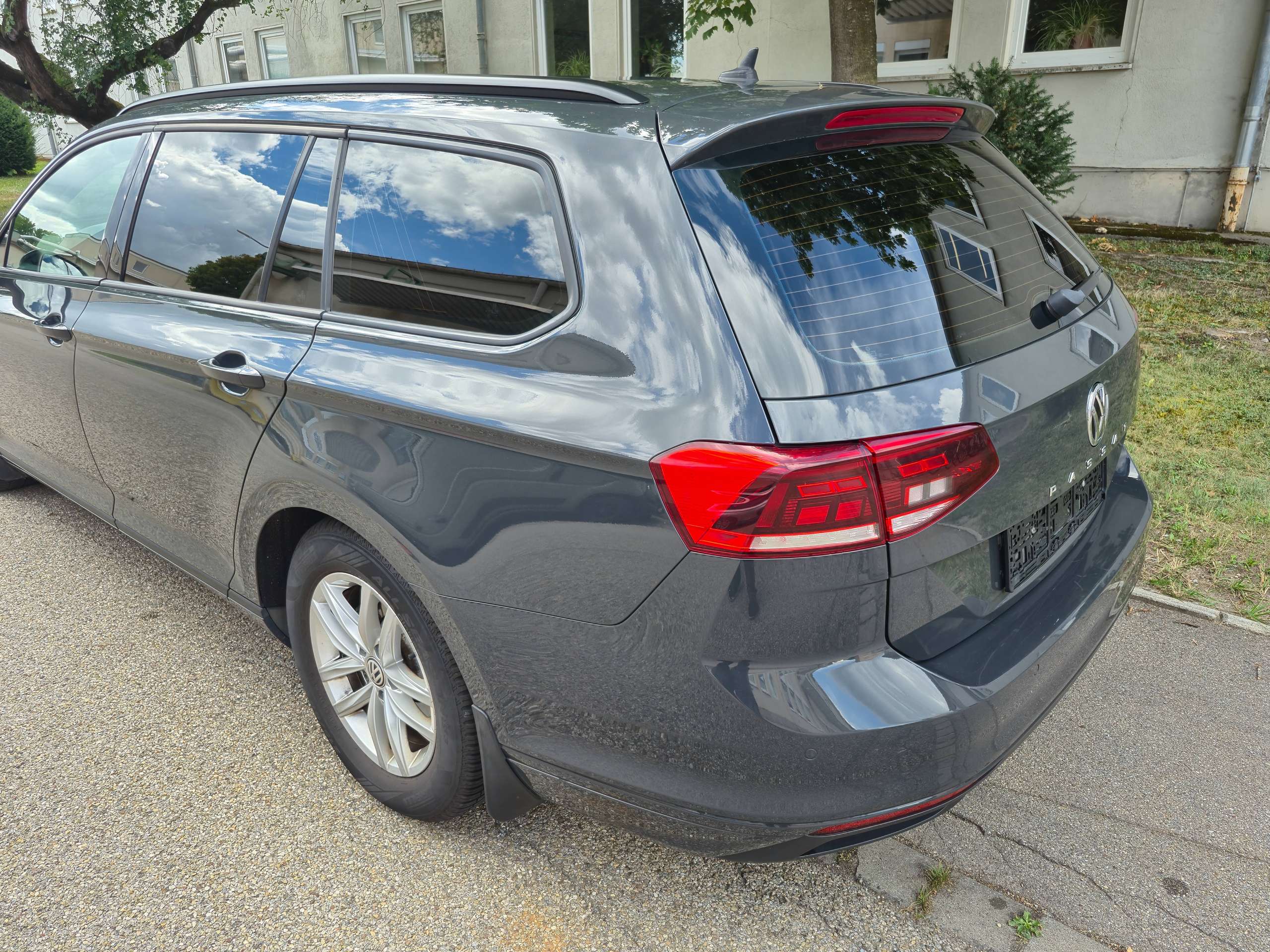 Vehicle photo 8