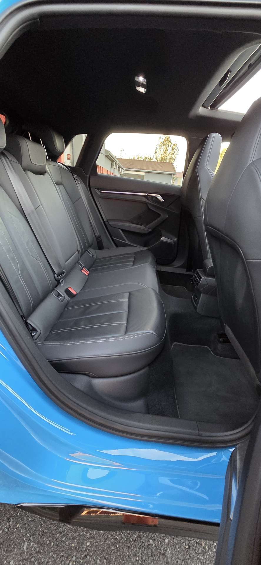 Vehicle photo 14