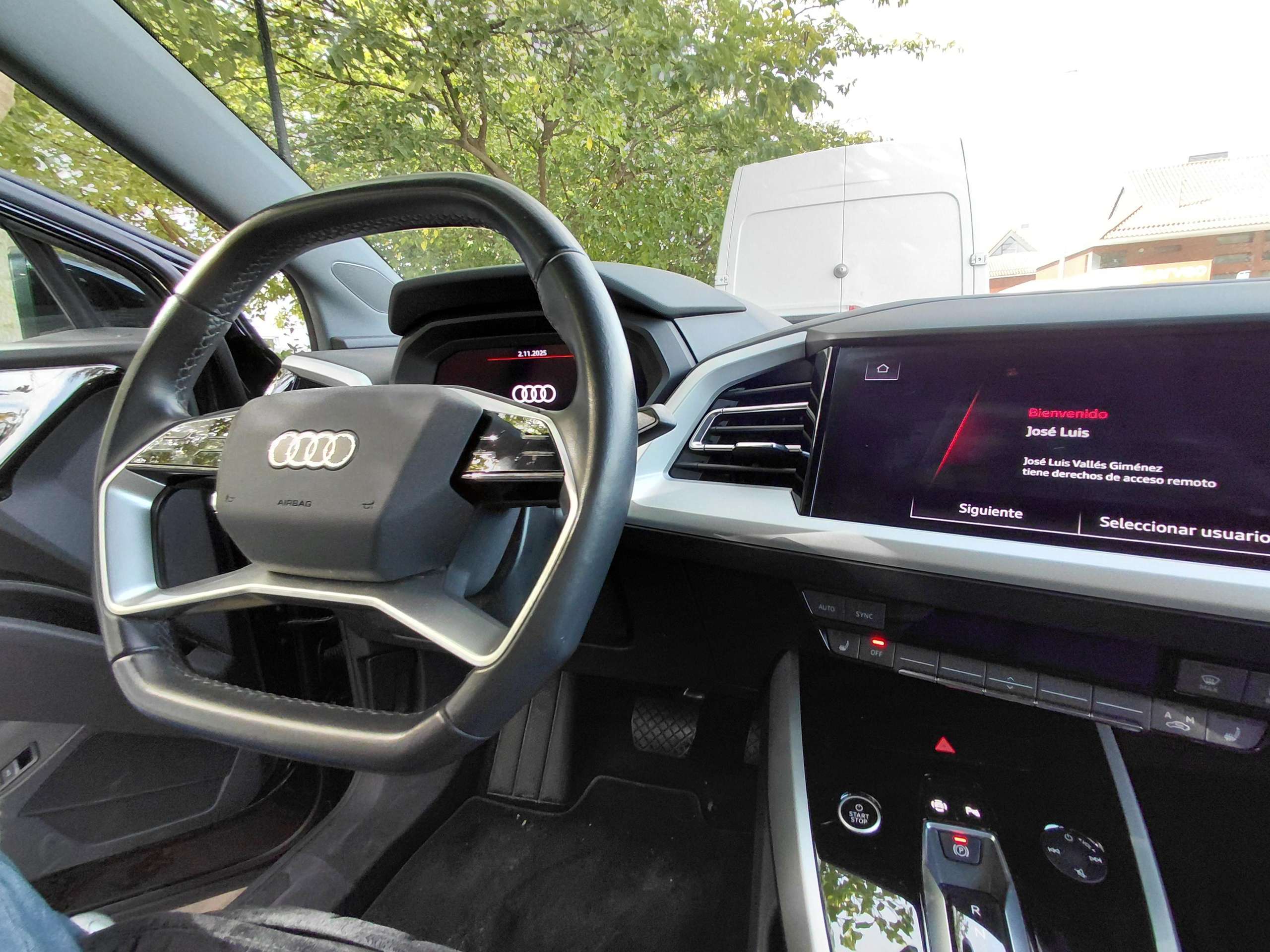 Vehicle photo 13