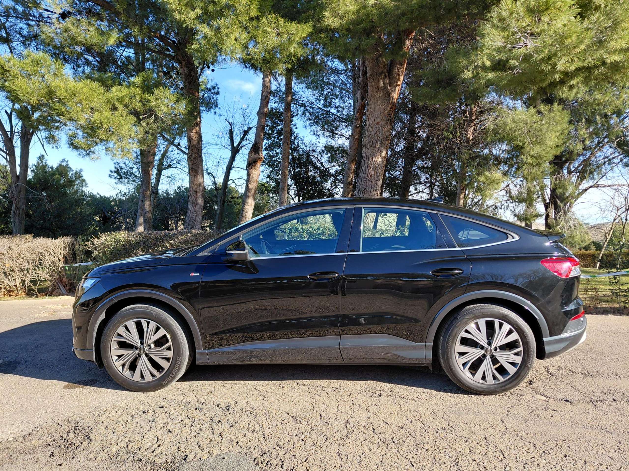 Vehicle photo 4