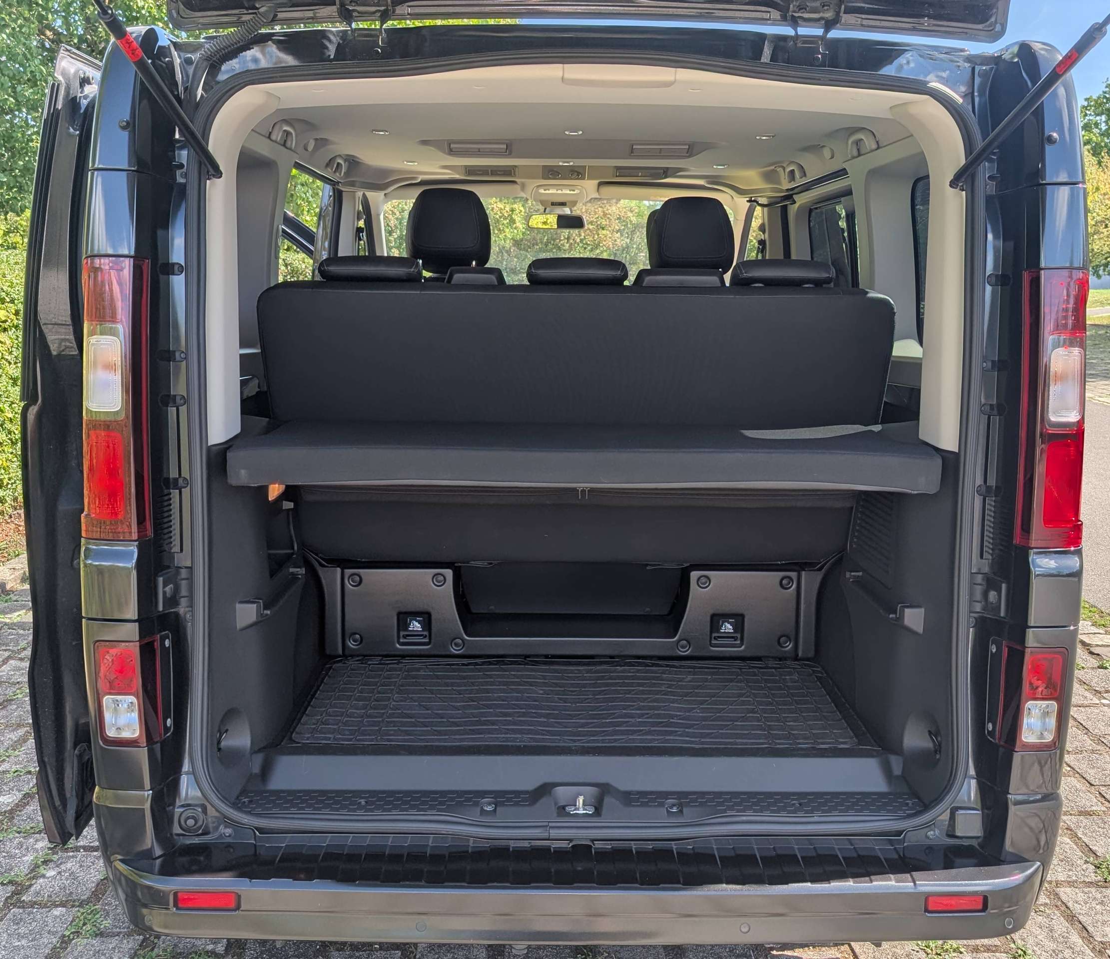 Vehicle photo 5