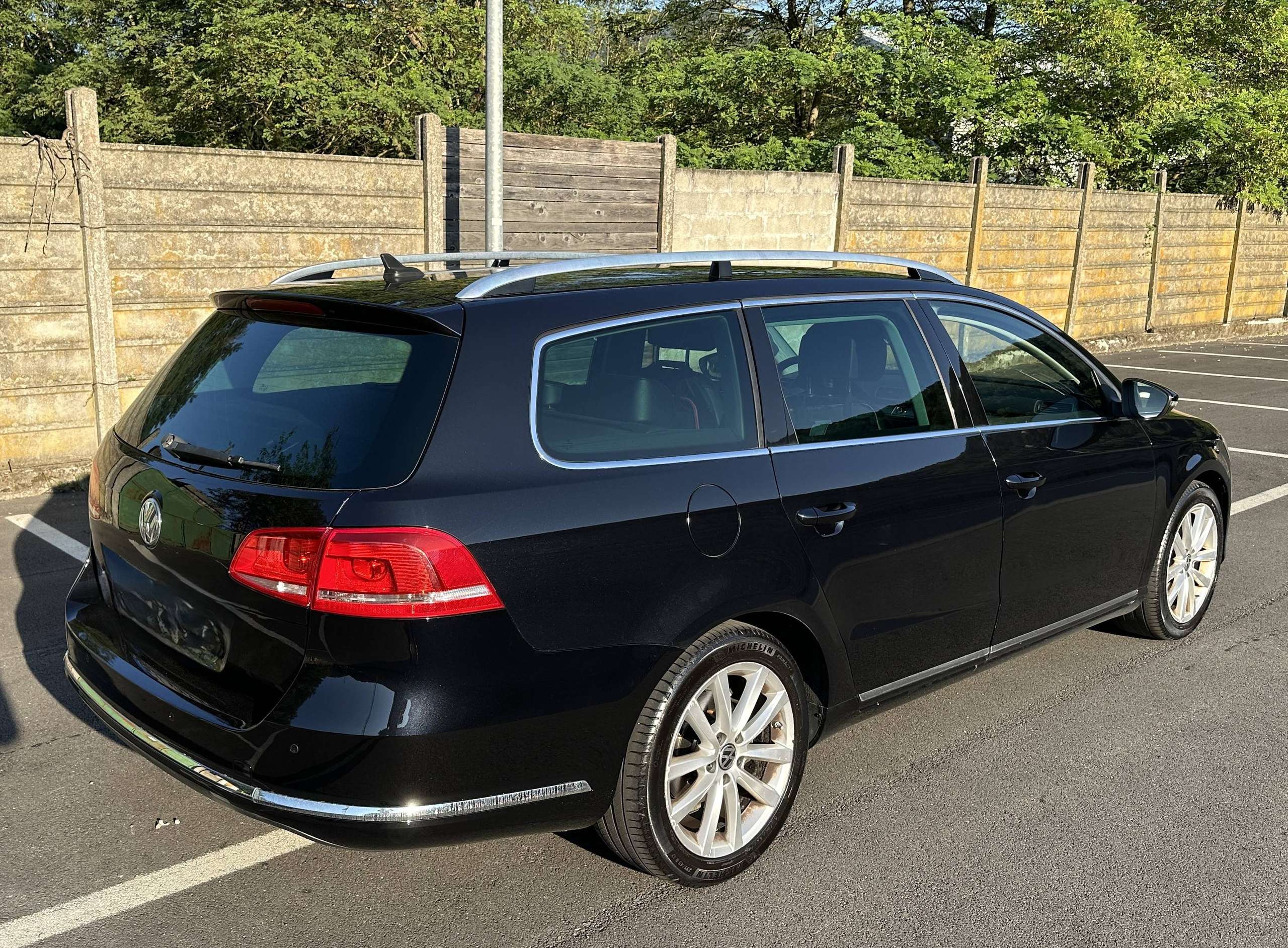 Vehicle photo 12