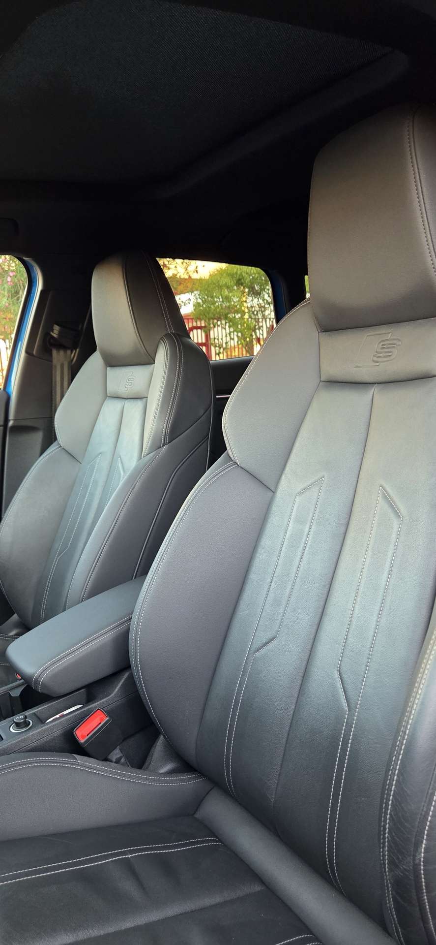 Vehicle photo 12
