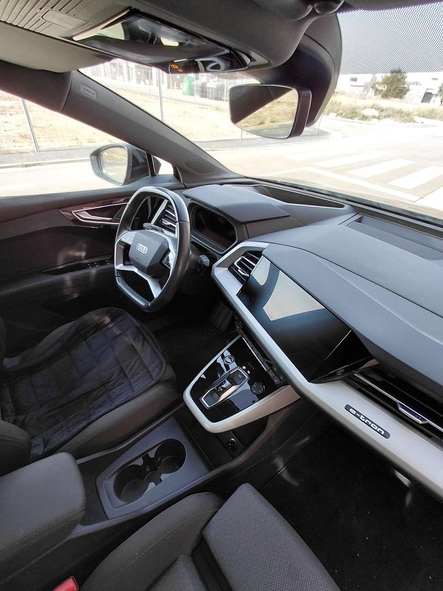 Vehicle photo 18