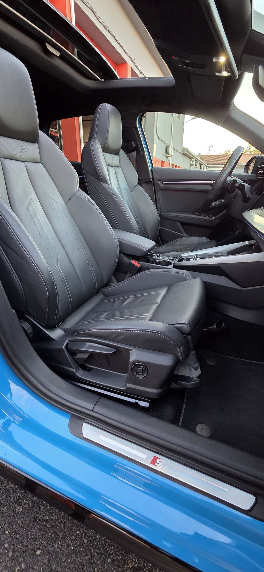 Vehicle photo 13