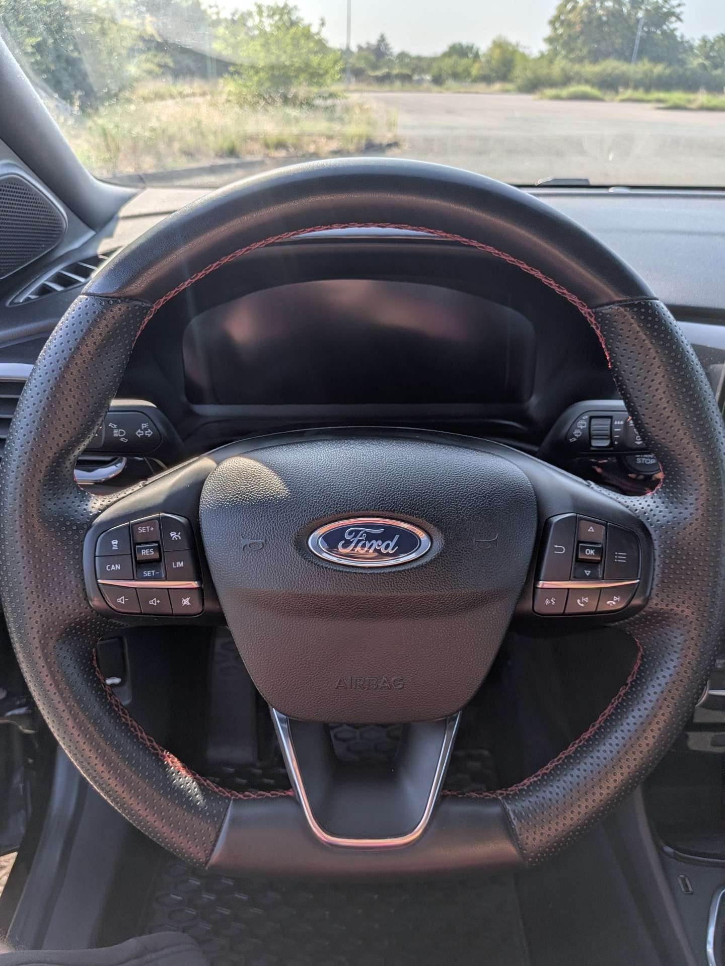 Vehicle photo 12