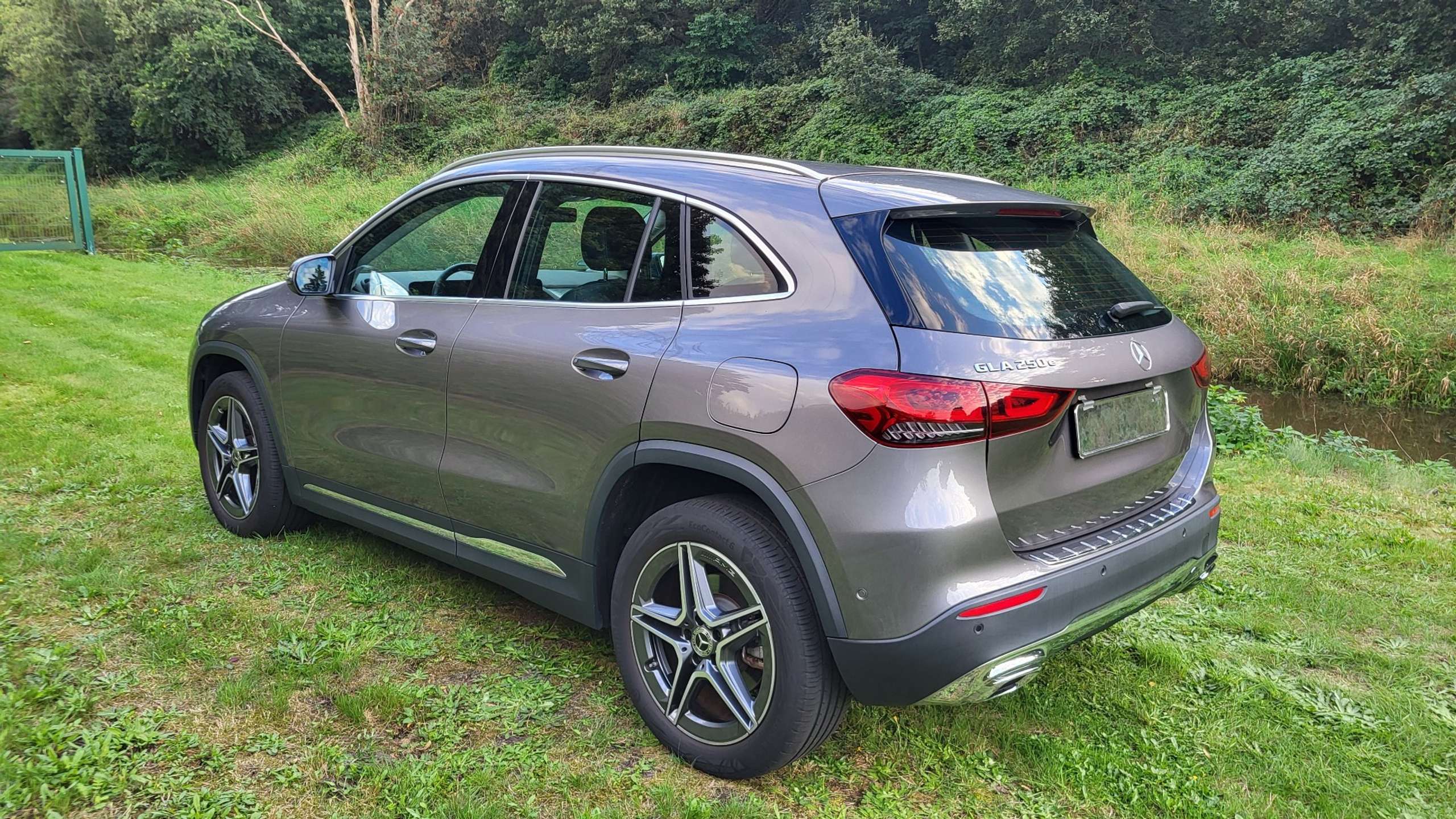 Vehicle photo 17
