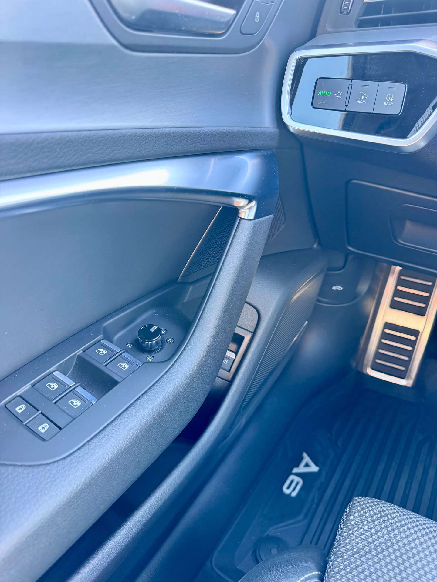 Vehicle photo 12