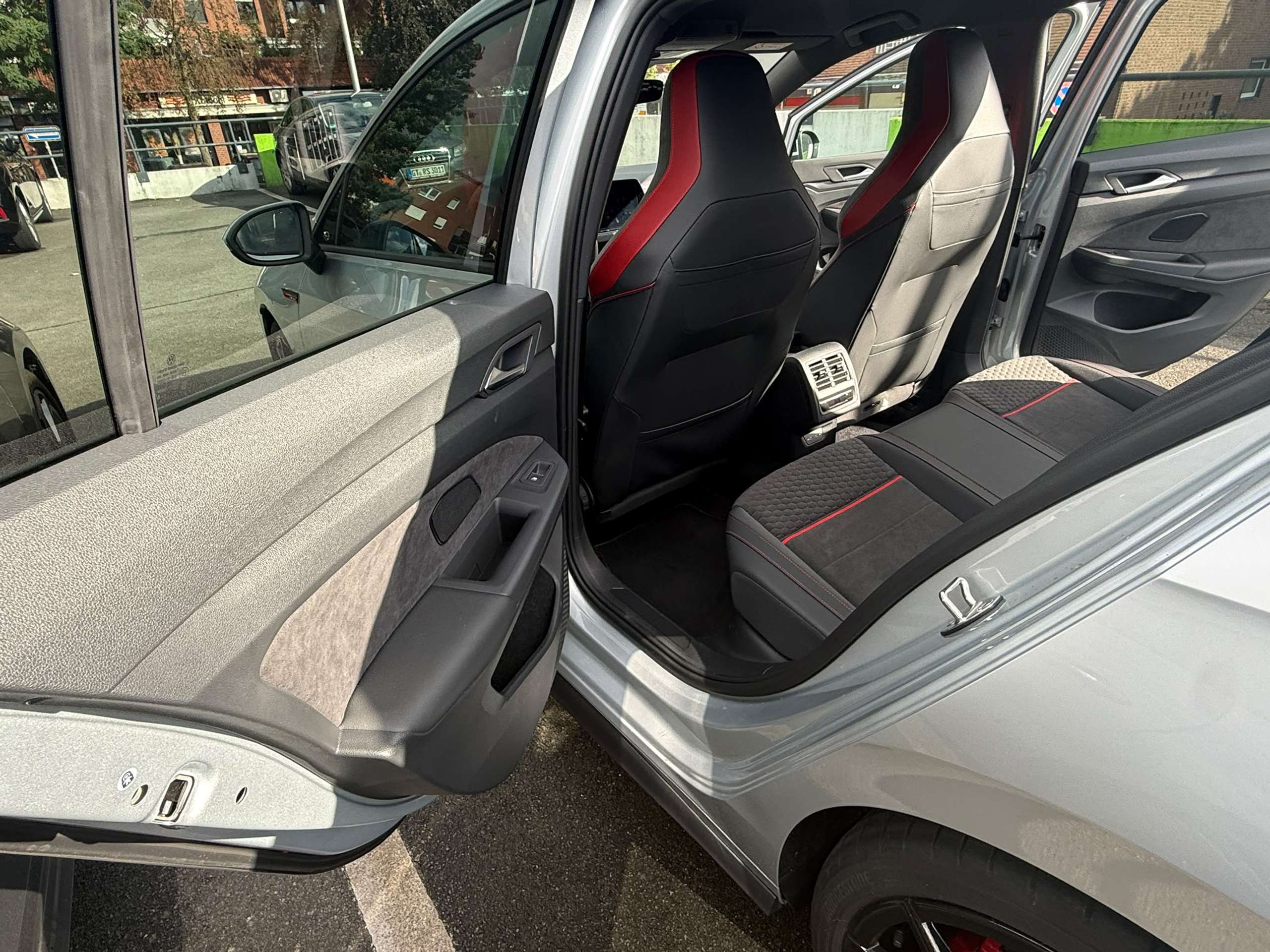 Vehicle photo 13