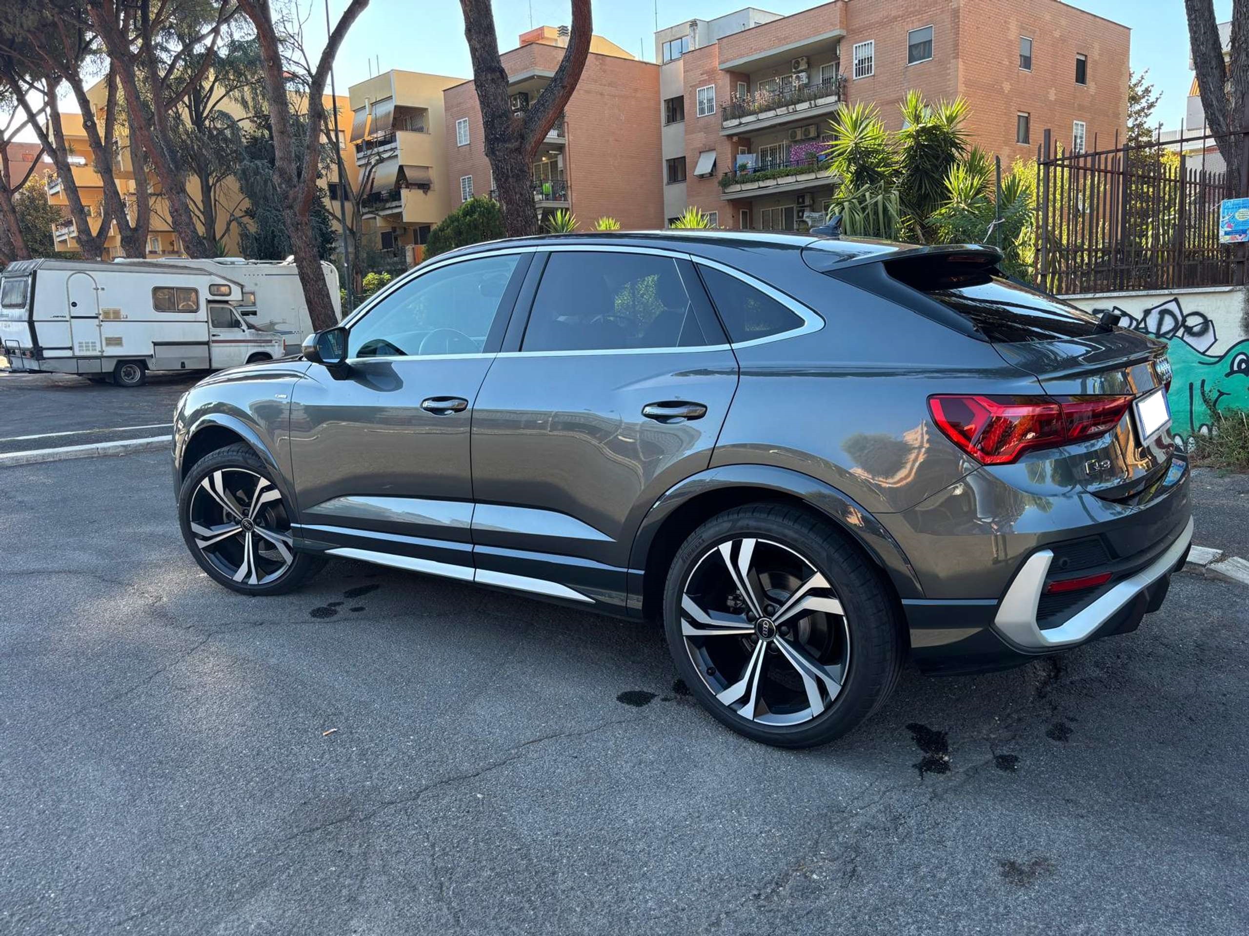 Vehicle photo 4