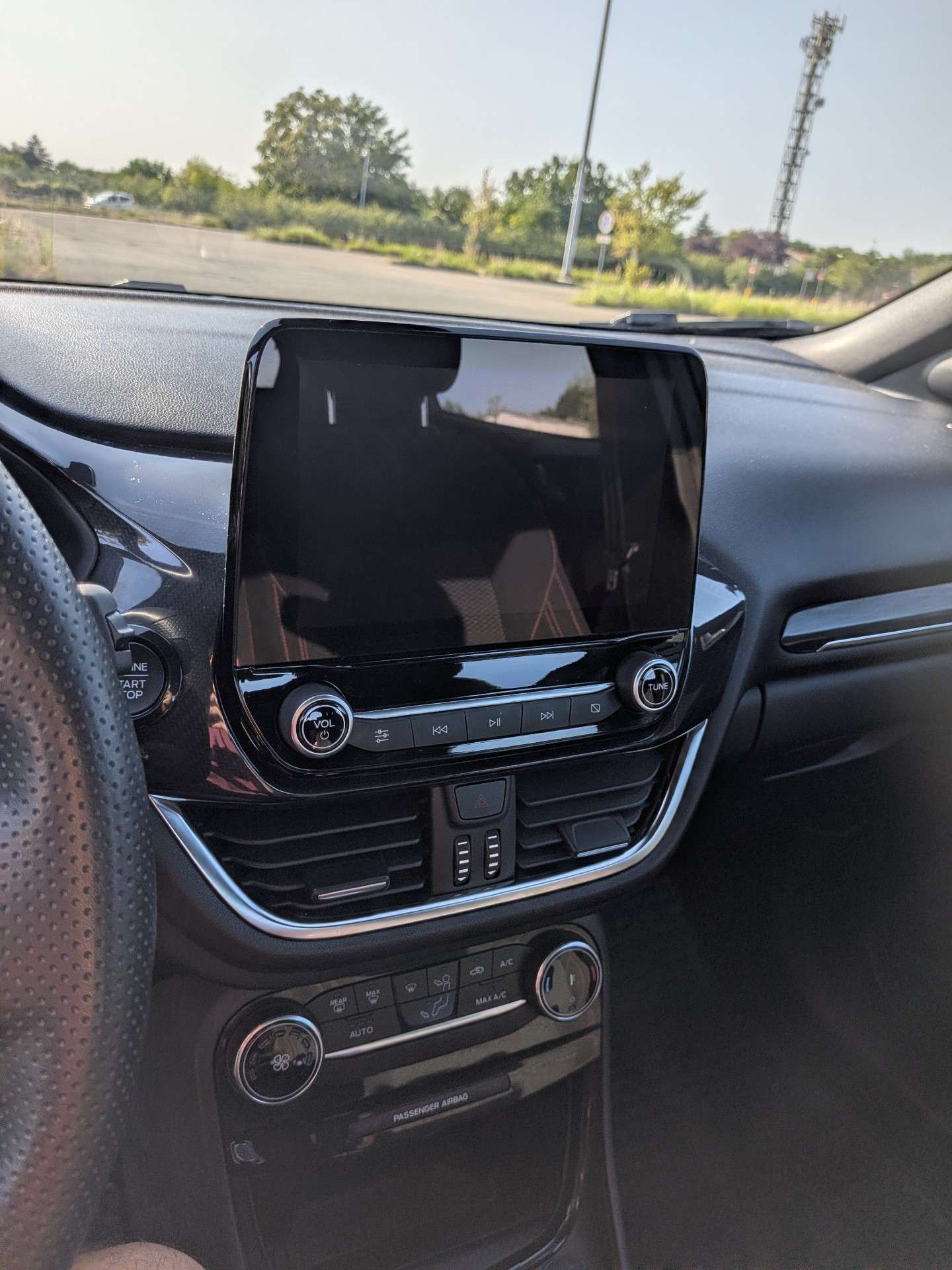 Vehicle photo 14