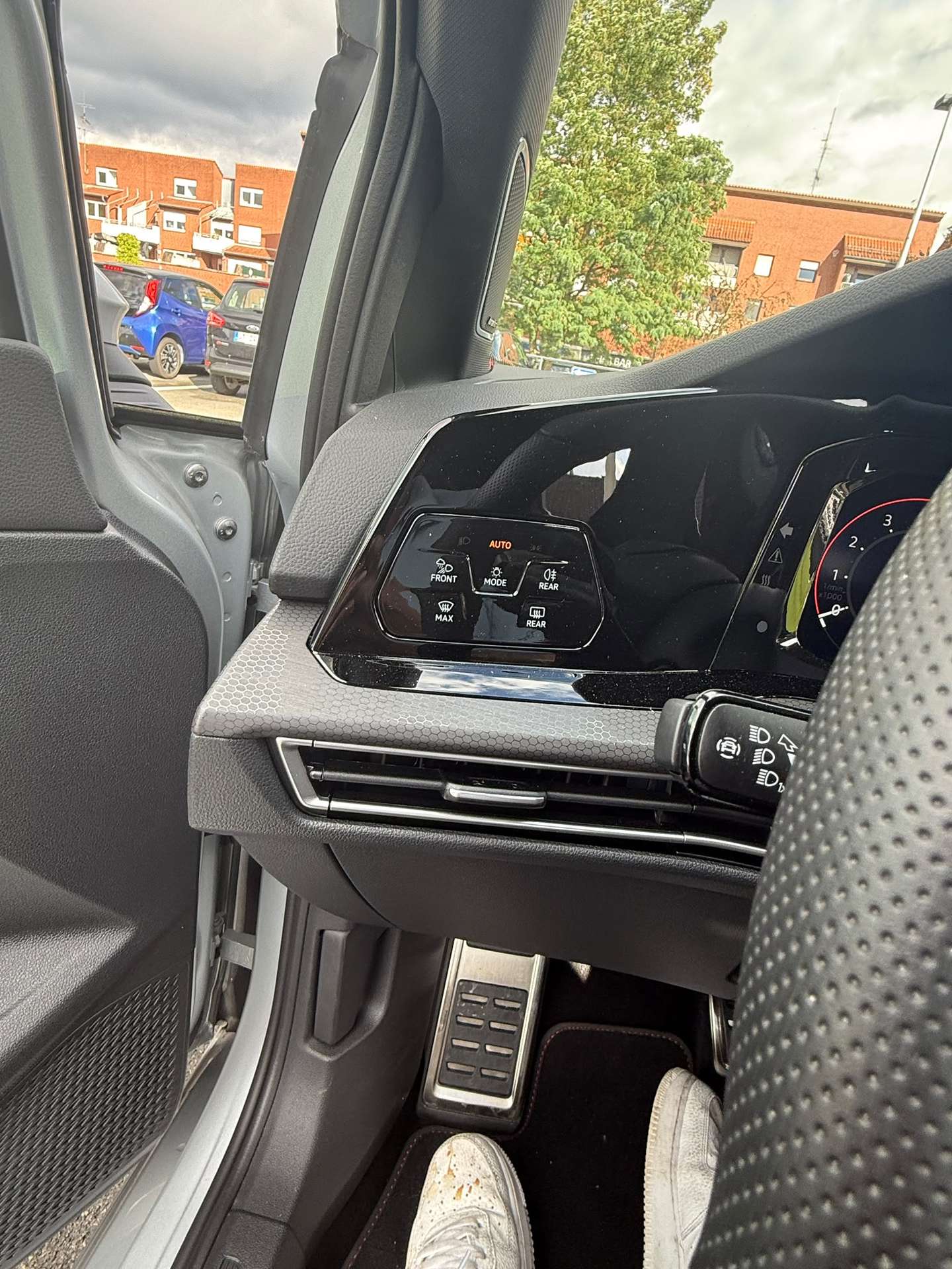 Vehicle photo 12