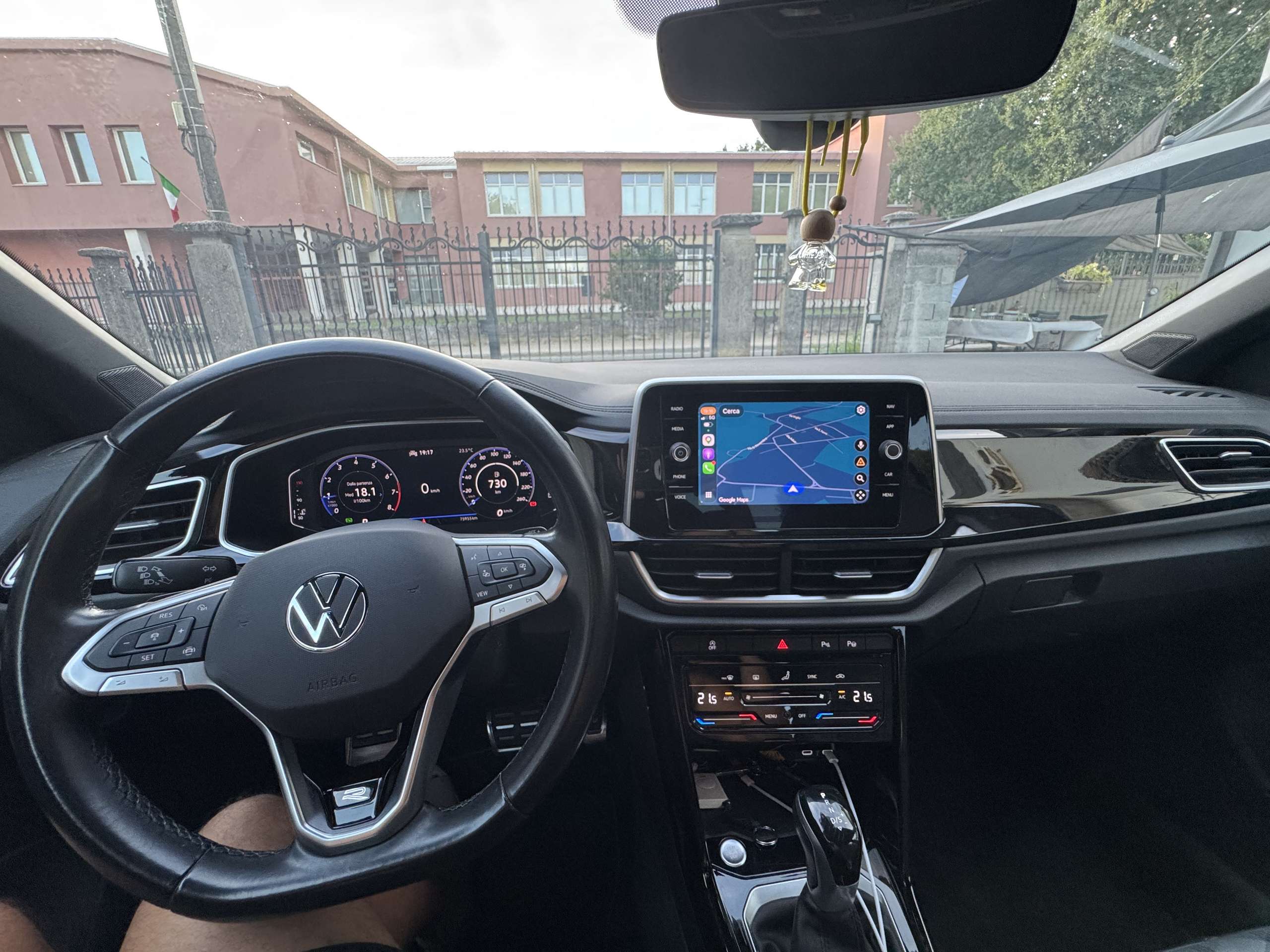 Vehicle photo 13