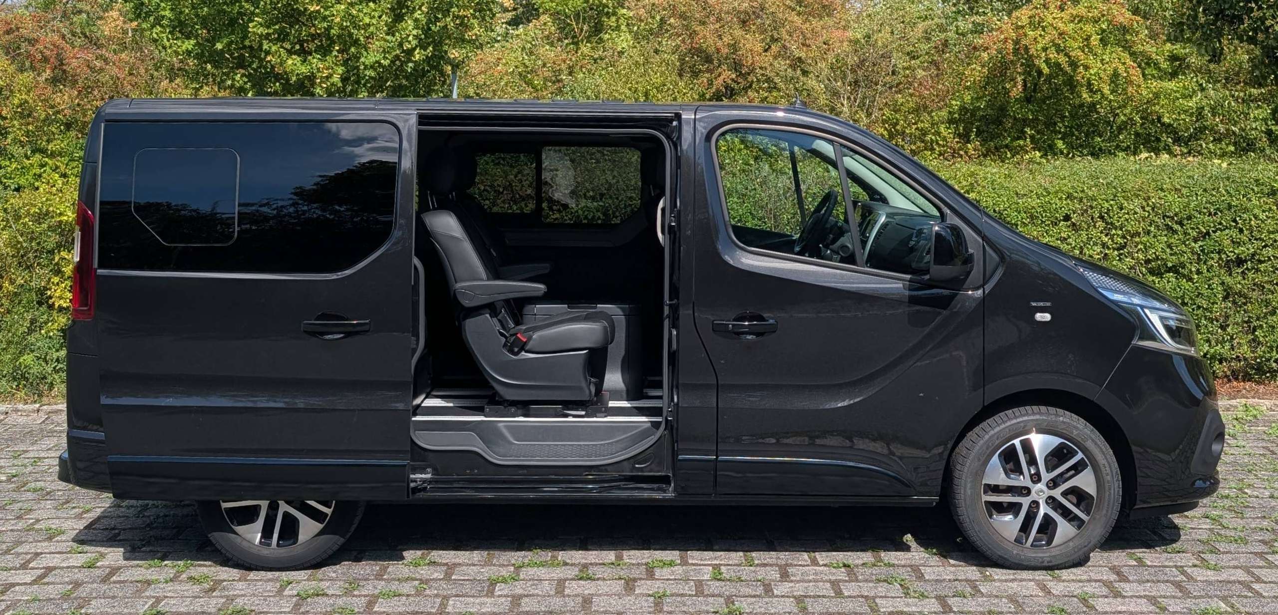 Vehicle photo 6