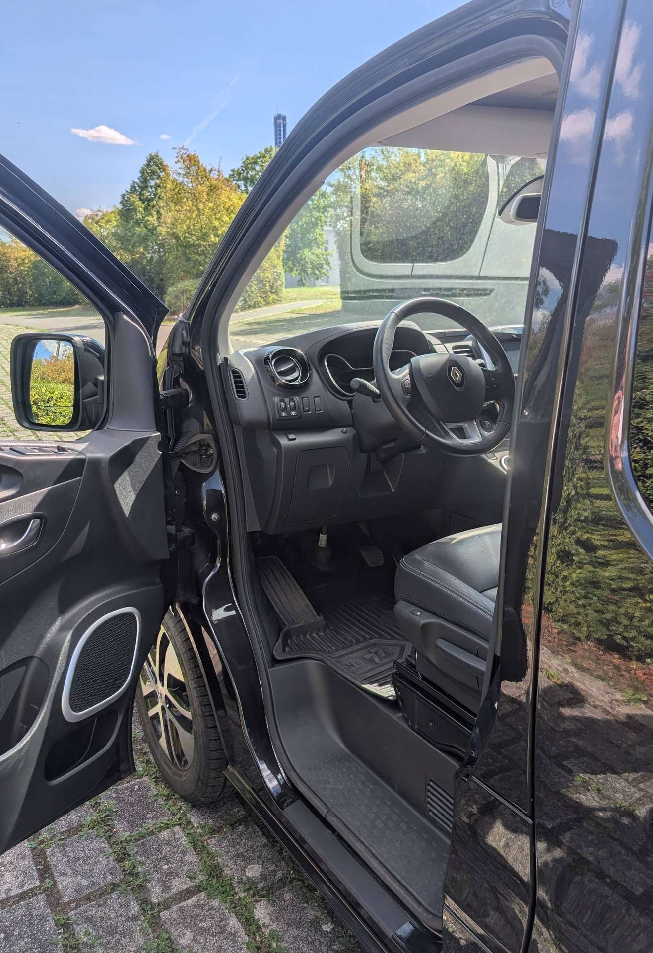 Vehicle photo 7