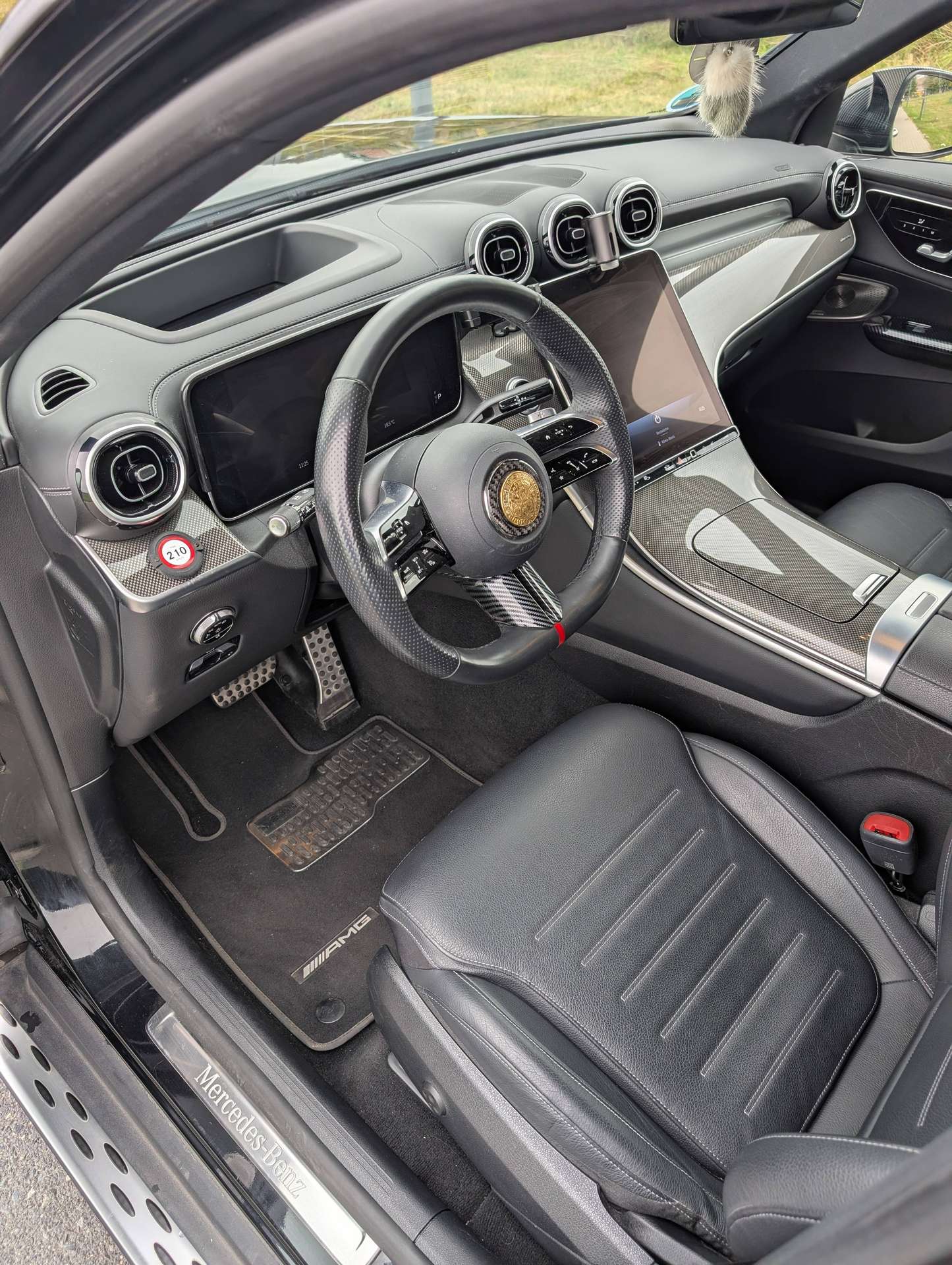 Vehicle photo 18