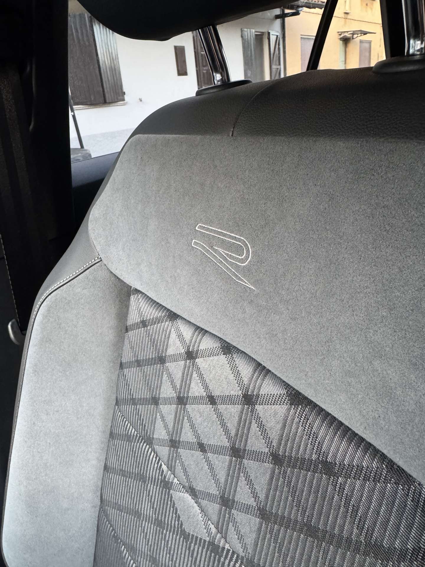 Vehicle photo 12