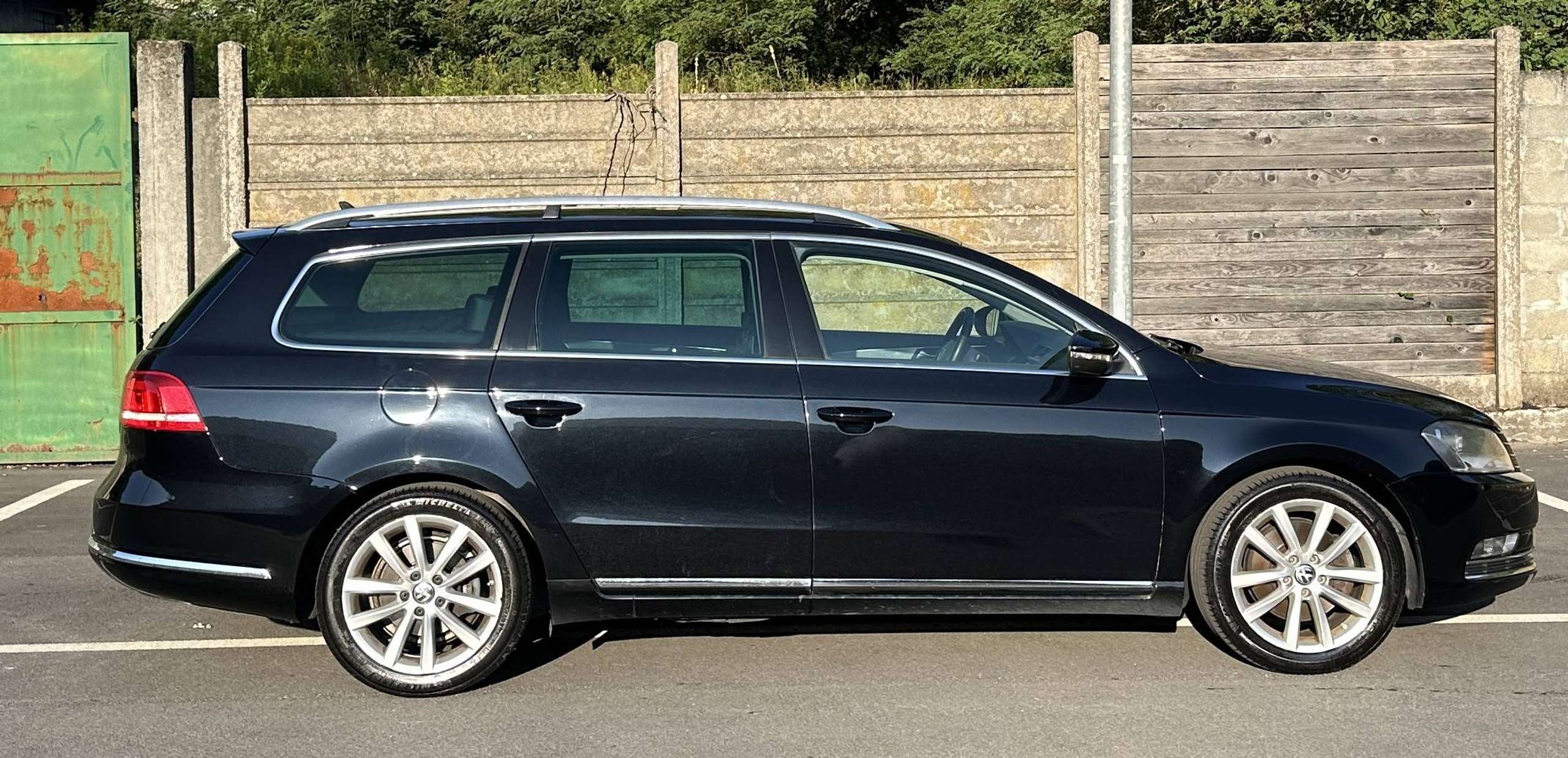 Vehicle photo 16