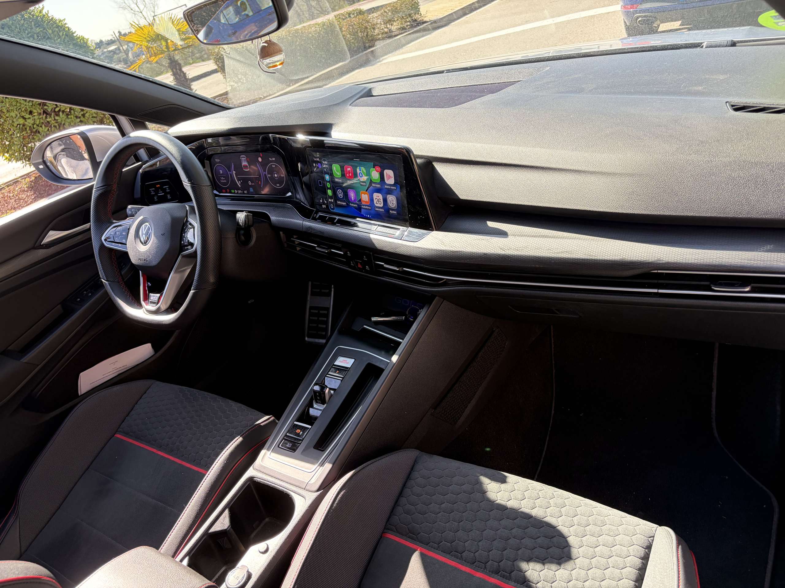 Vehicle photo 14