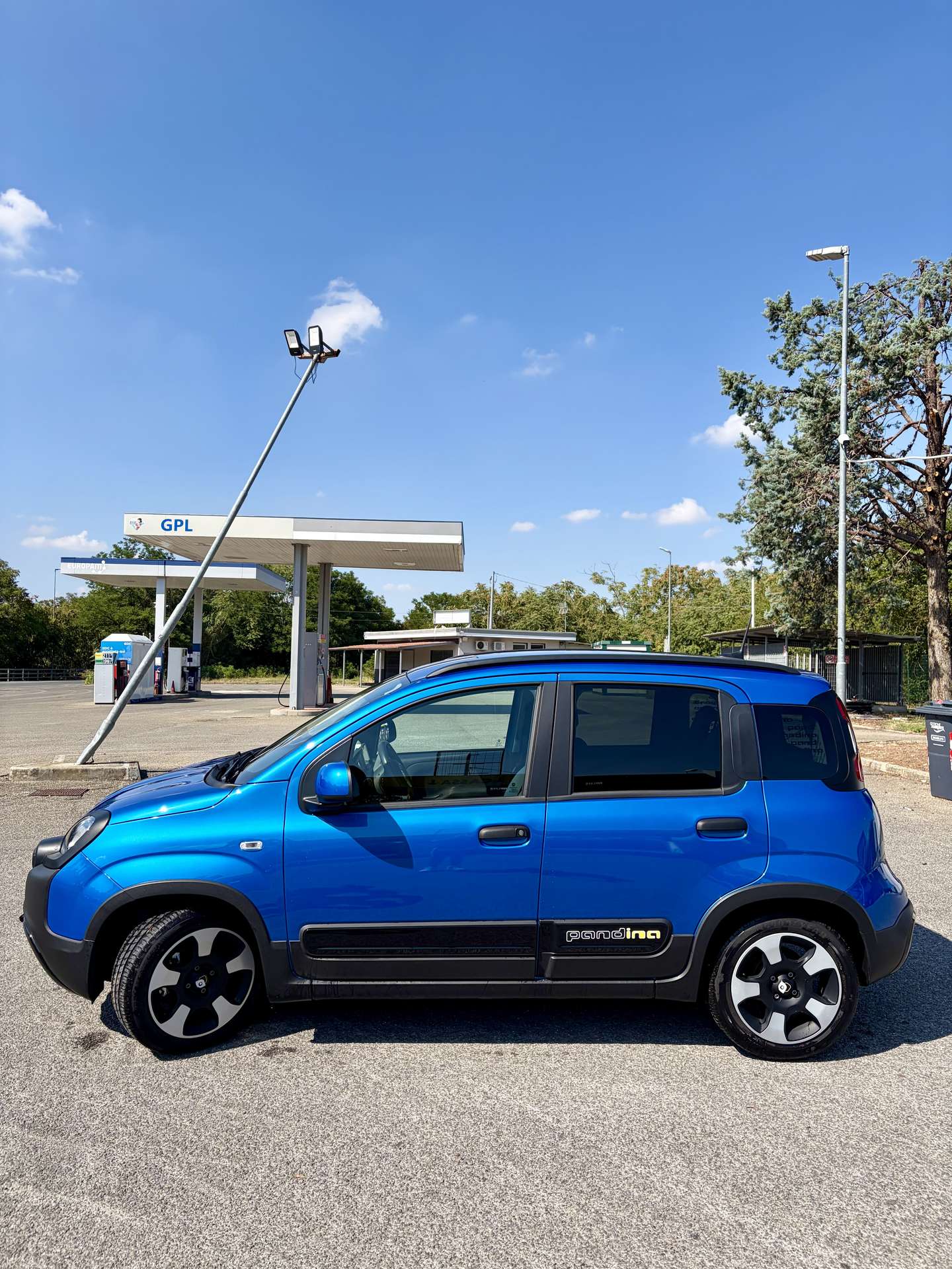 Vehicle photo 7